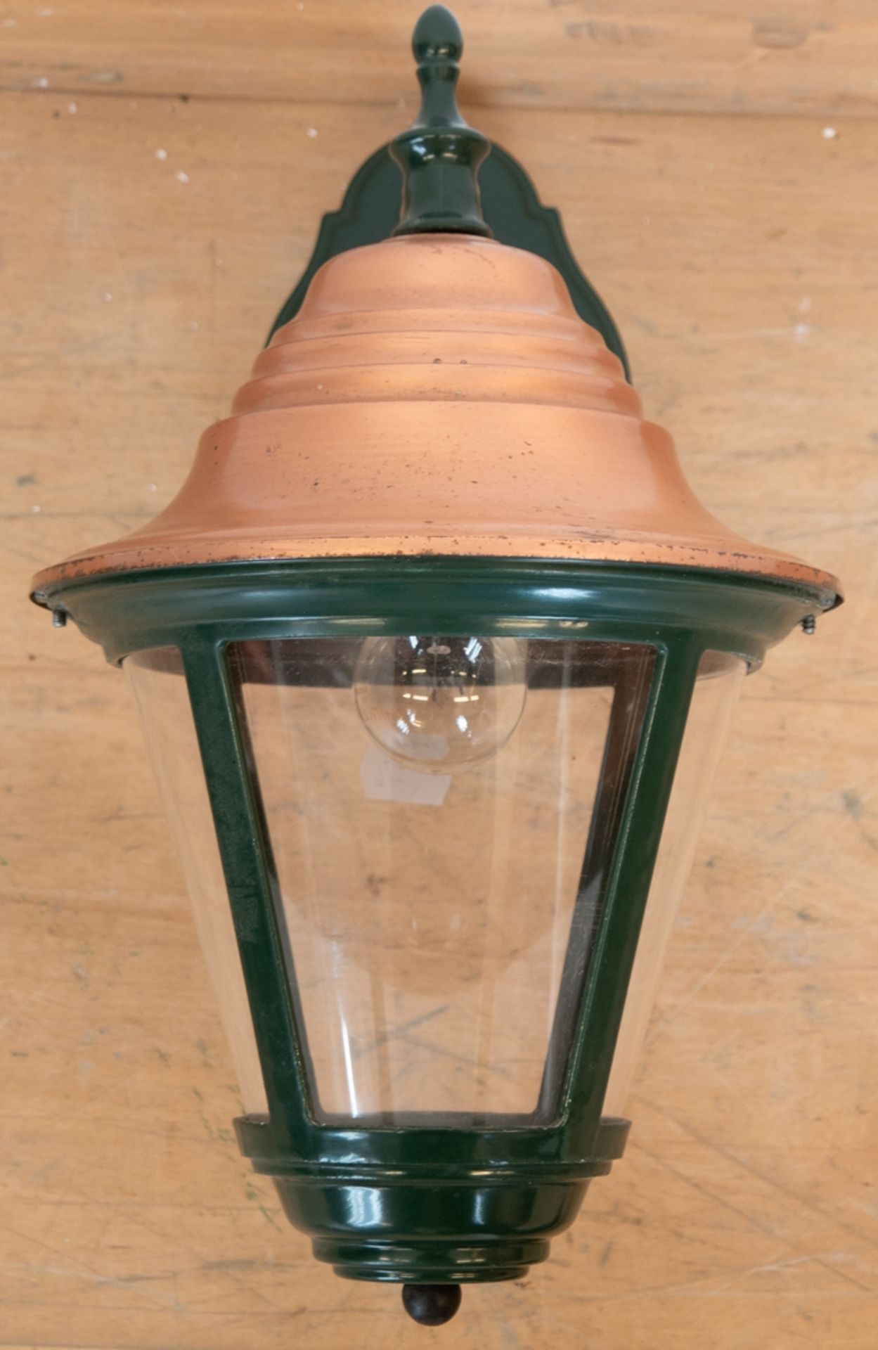 Wandlaterne, Metall, grün und kupferfarben gefaßt, runder Kunststoffeinsatz, H. 36 cm, T. 30 cm