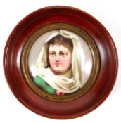 Miniatur um 1900, "Porträt einer jungen Frau mit Tuch", Öl/Porzellan, Dm. 6 cm, Rahmen