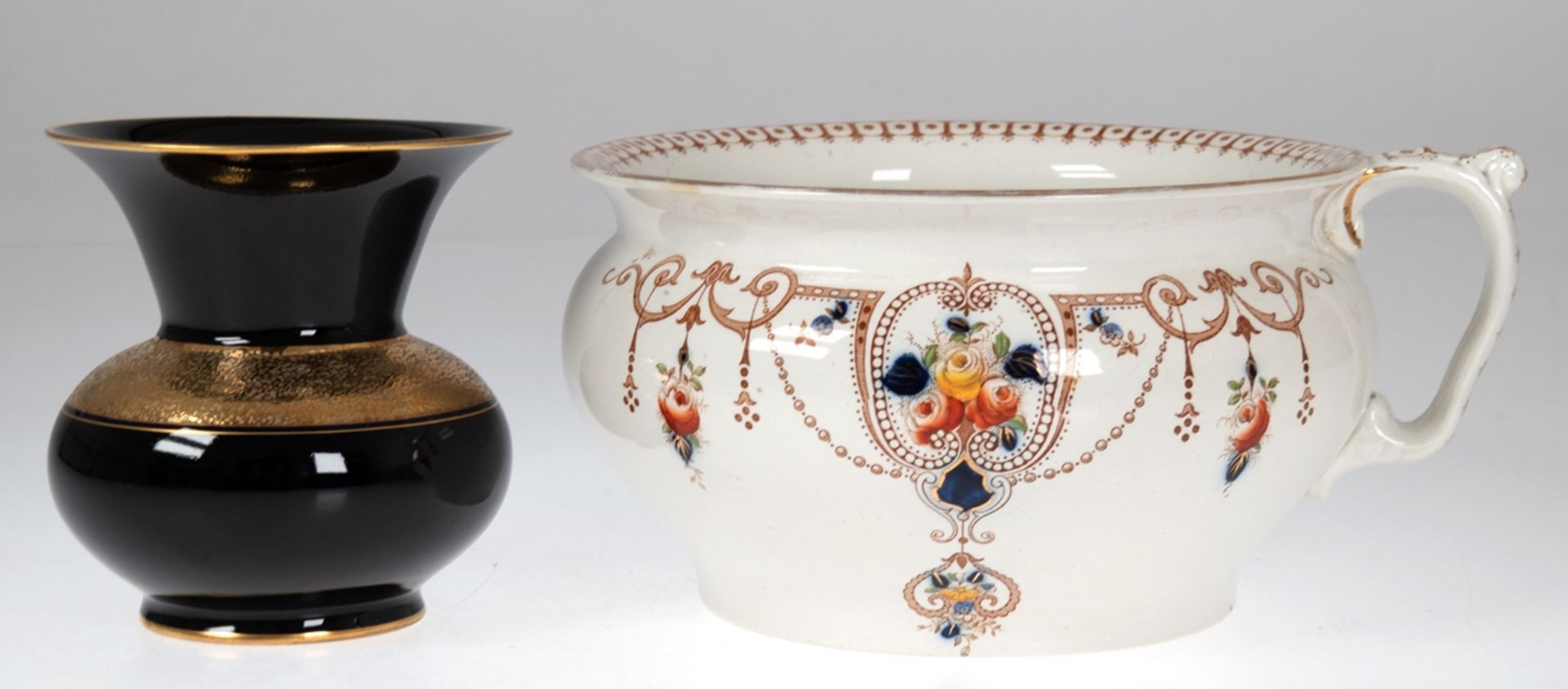 Nachttopf und Vase, Nachttopf Keramik beige glasiert, polychromer floraler und ornamentaler Dekor,