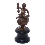 Putto auf Weinfass. Bronze, braun patiniert