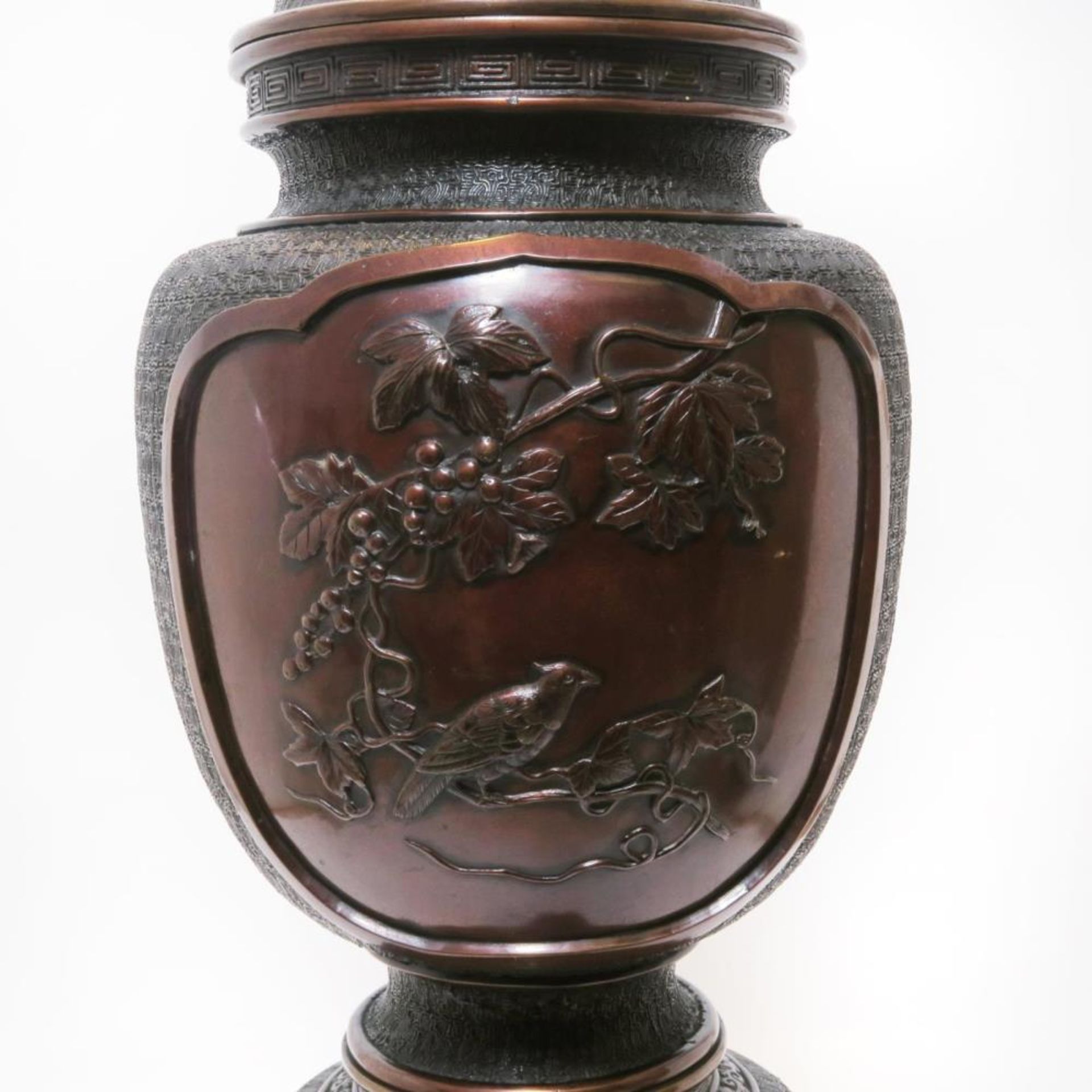 Koro. Bronze, schwarz und rotbraun patiniert - Image 4 of 5