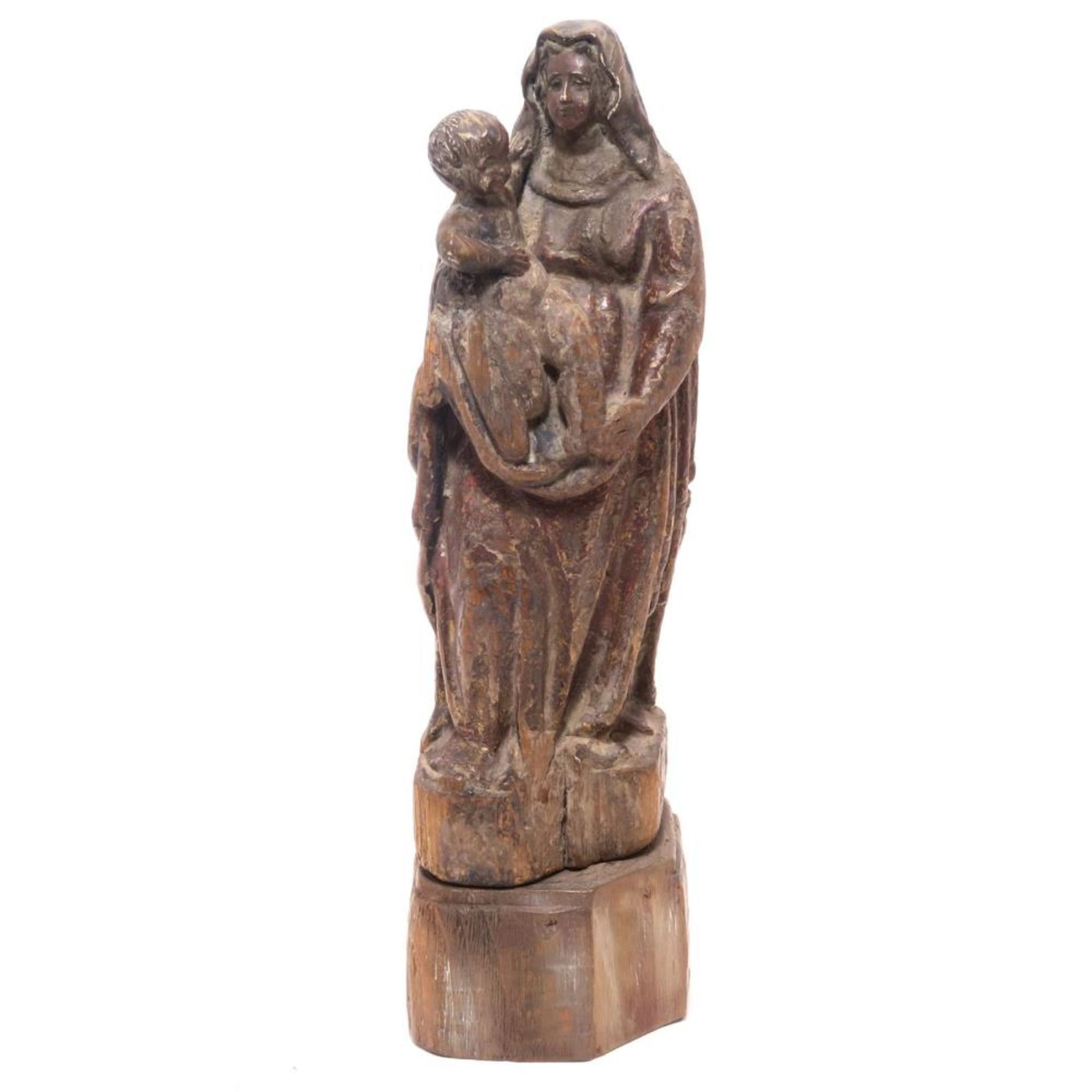 Madonna mit Kind. Holz, geschnitzt, Fassungsreste