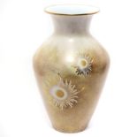 Vase. Porzellan, Goldstaffage