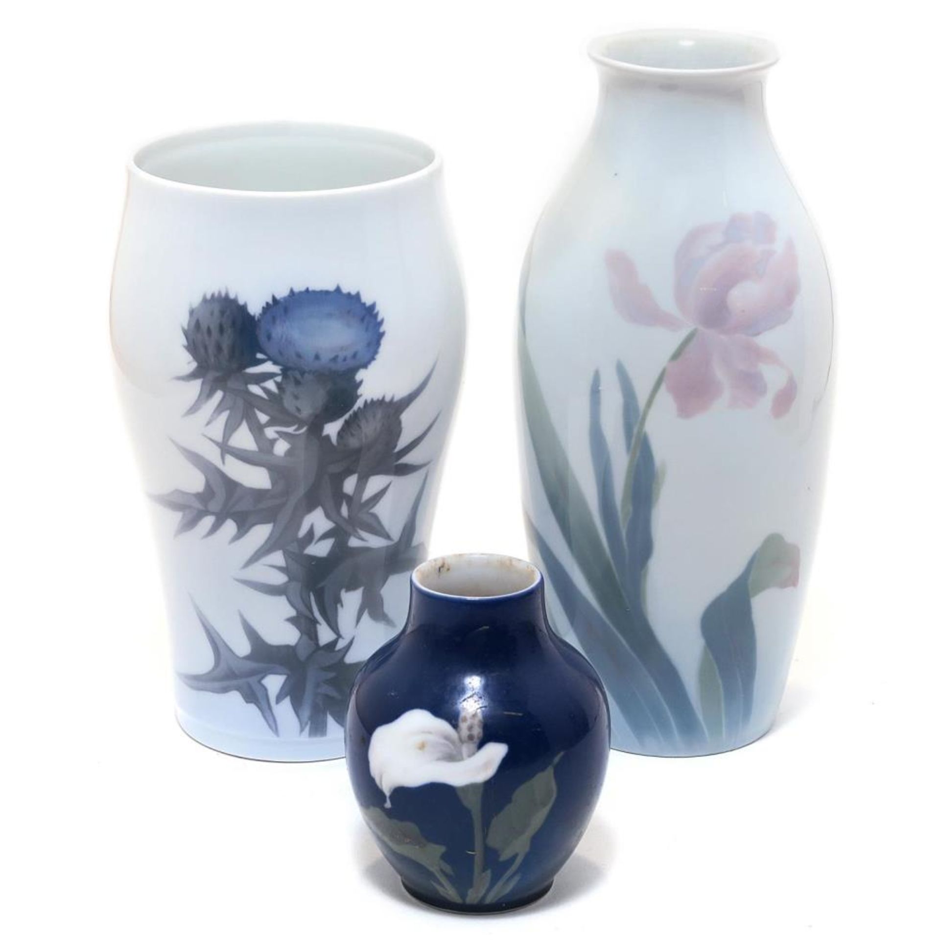 Drei Vasen. Porzellan, Unterglasurbemalung
