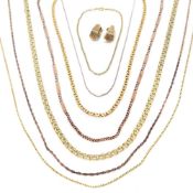 Ein Paar Ohrclipse, Armband und sechs Ketten. 8 K GG/WG/RG, Marken (333)