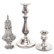 Zwei Kerzenhalter und ein Zuckerstreuer. Silber, tlw. innen vergoldet