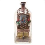 Geduldsflasche: Marienaltar. Holz, Goldfolie, Spitzenborte u.a