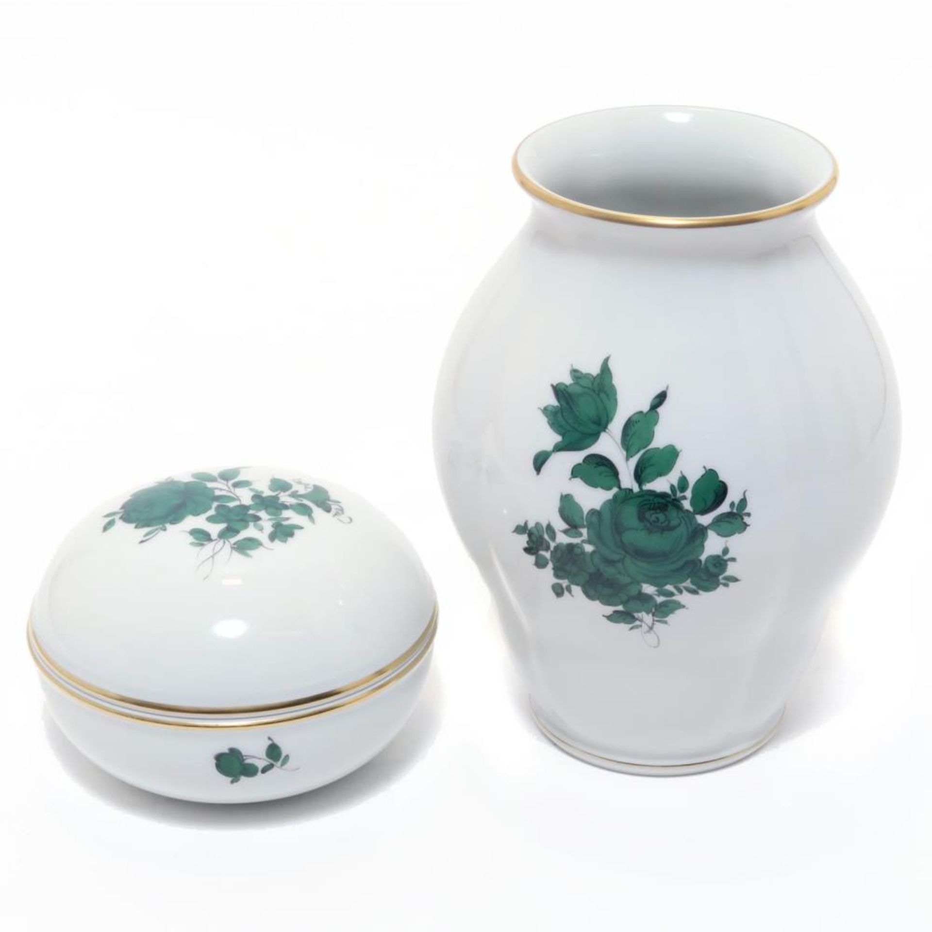 Vase und Dose. Porzellan, Farbstaffage, Goldrand