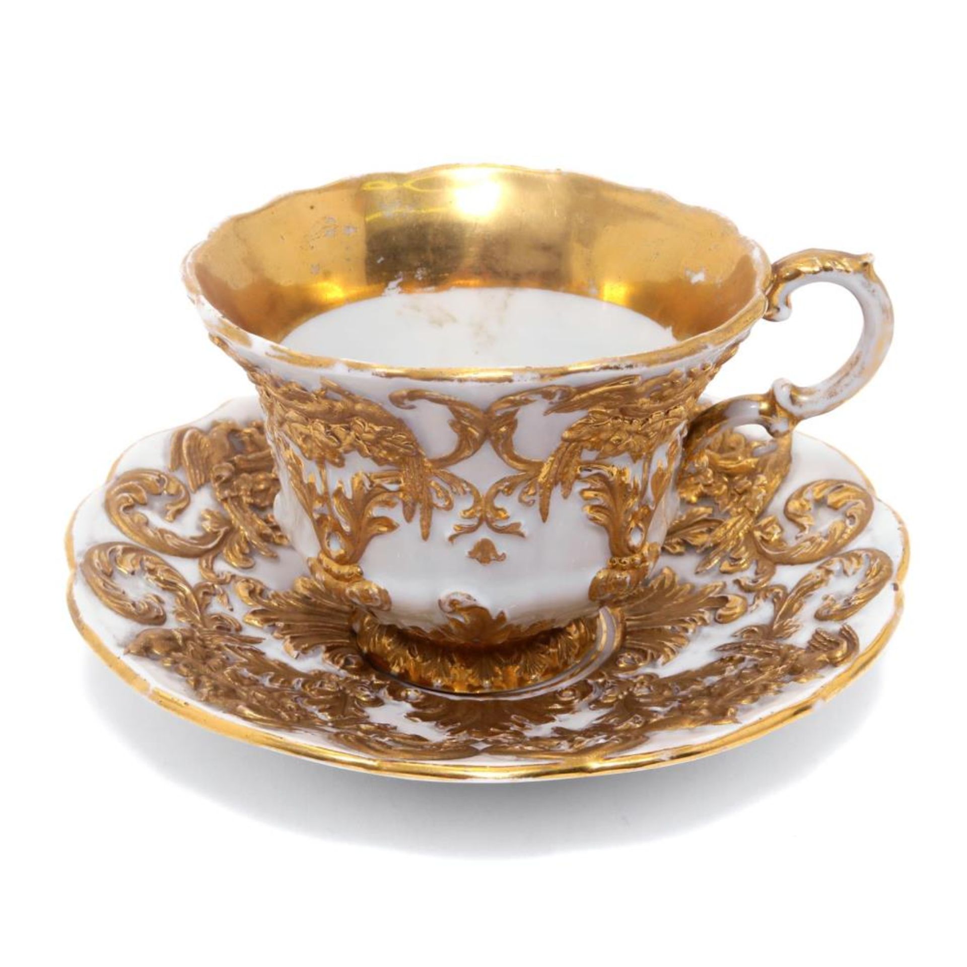 Tasse mit Untertasse. Porzellan, reiche Goldstaffage