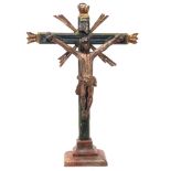 Kruzifix. Holz, geschnitzt, Farb- und Goldfassung