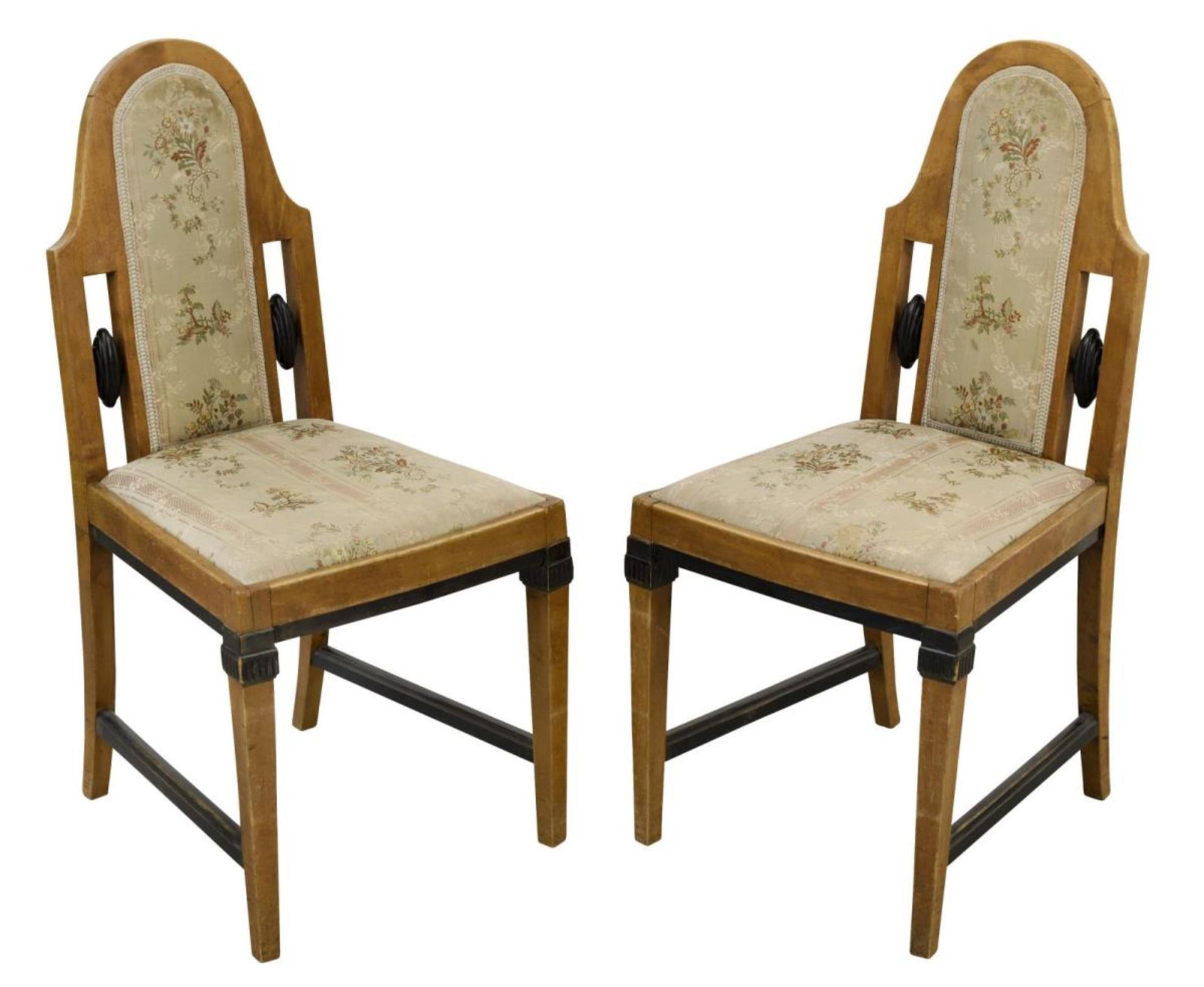 Ein Paar Stühle. Birke (?) furniert, tlw. geschwärzt, gepolstert.