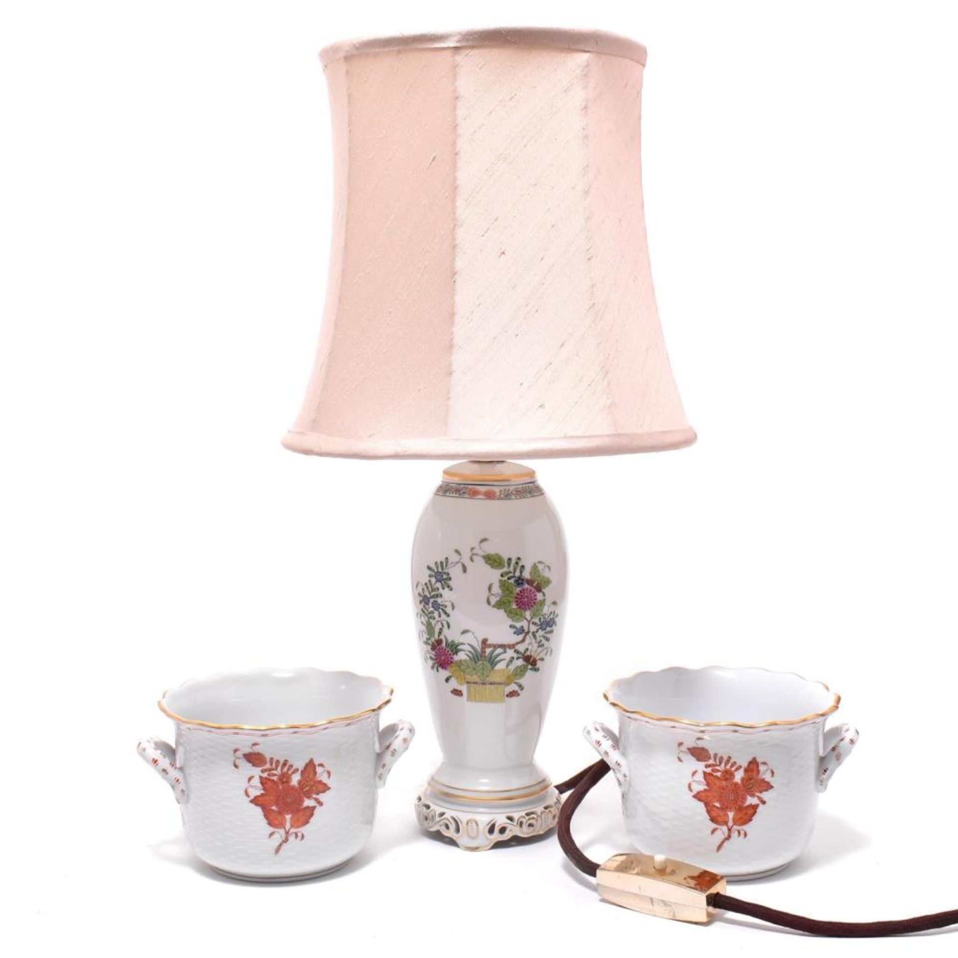 Lampe und zwei Cachepots. Porzellan, Farb- und Goldstaffage.