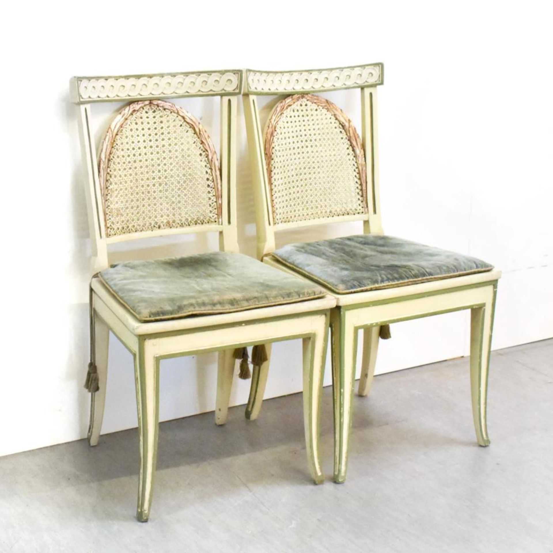 Tisch mit acht Stühlen. Holz, Farbfassung, Rohrgeflecht. - Bild 4 aus 4