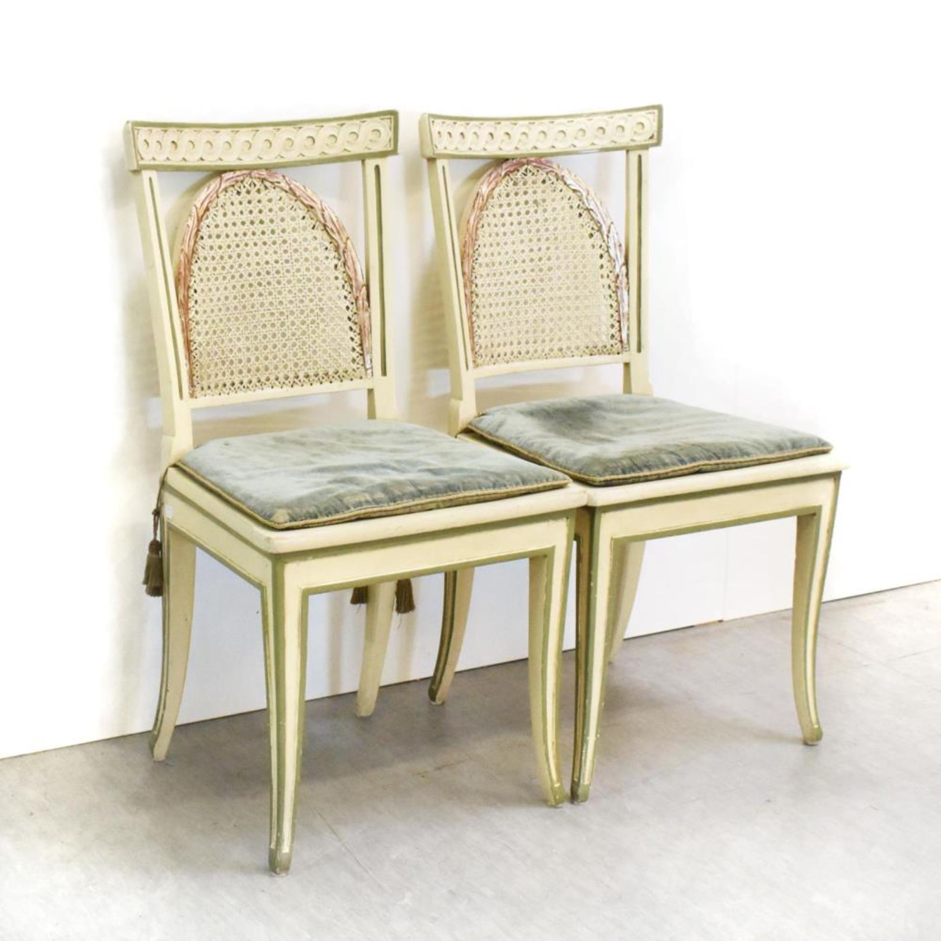 Tisch mit acht Stühlen. Holz, Farbfassung, Rohrgeflecht. - Bild 3 aus 4