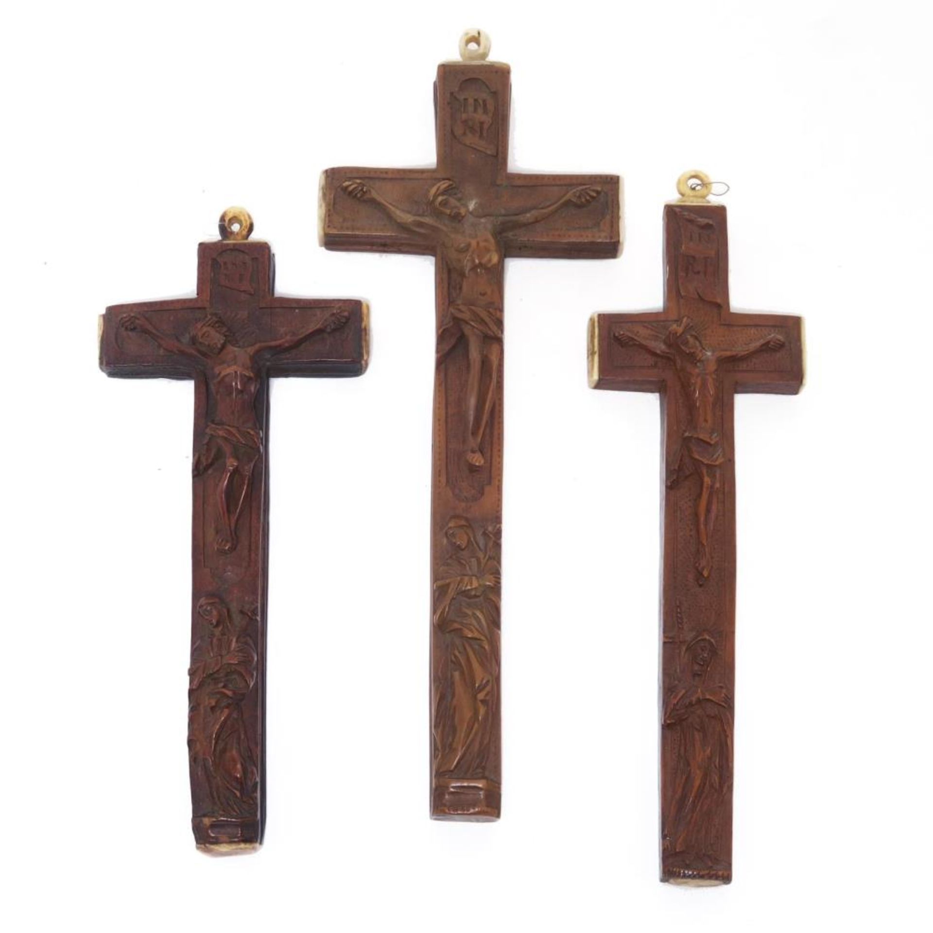 Drei Reliquienkreuze. Holz, beschnitzt, Bein.
