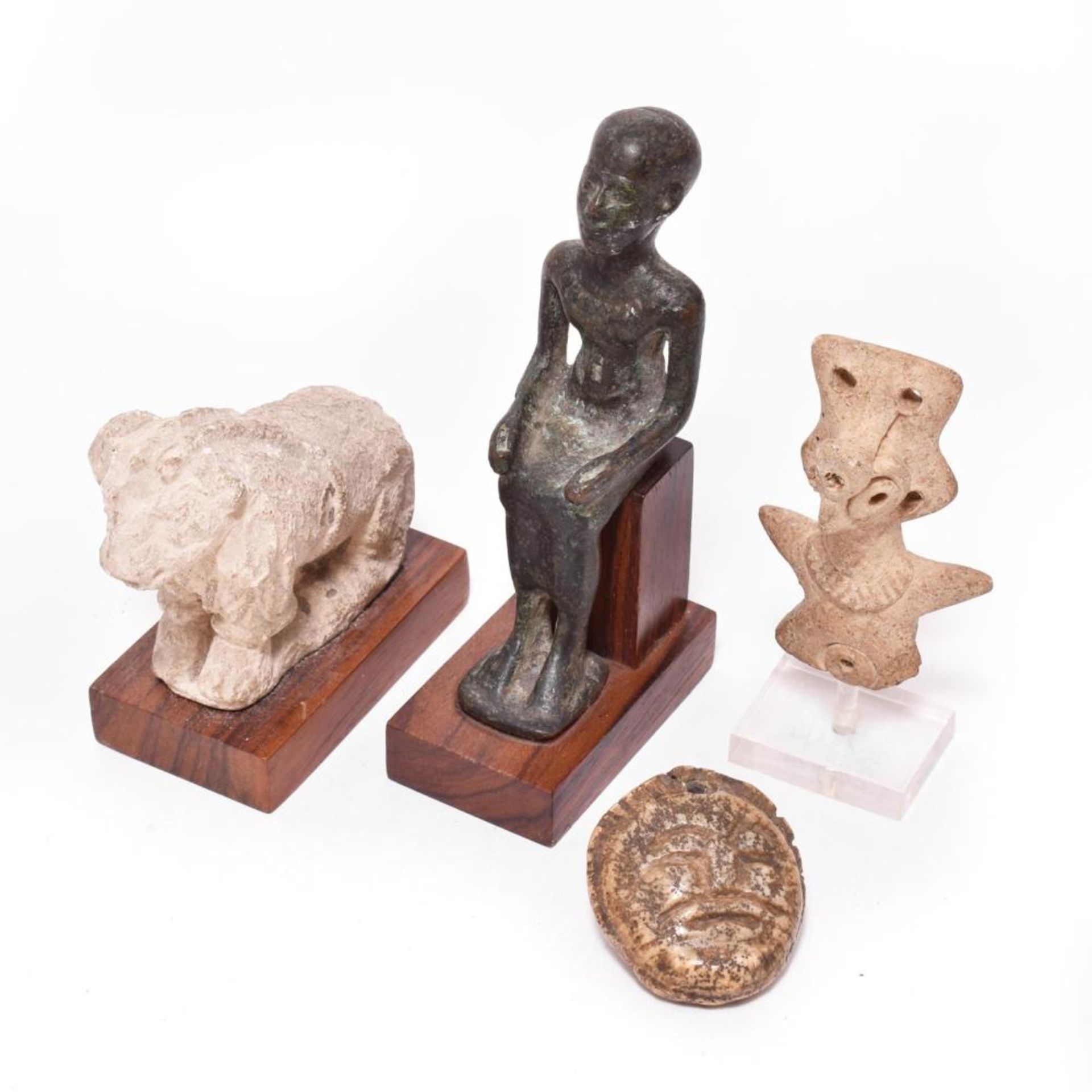 Vier Skulpturen. Stein bzw. Bronze.