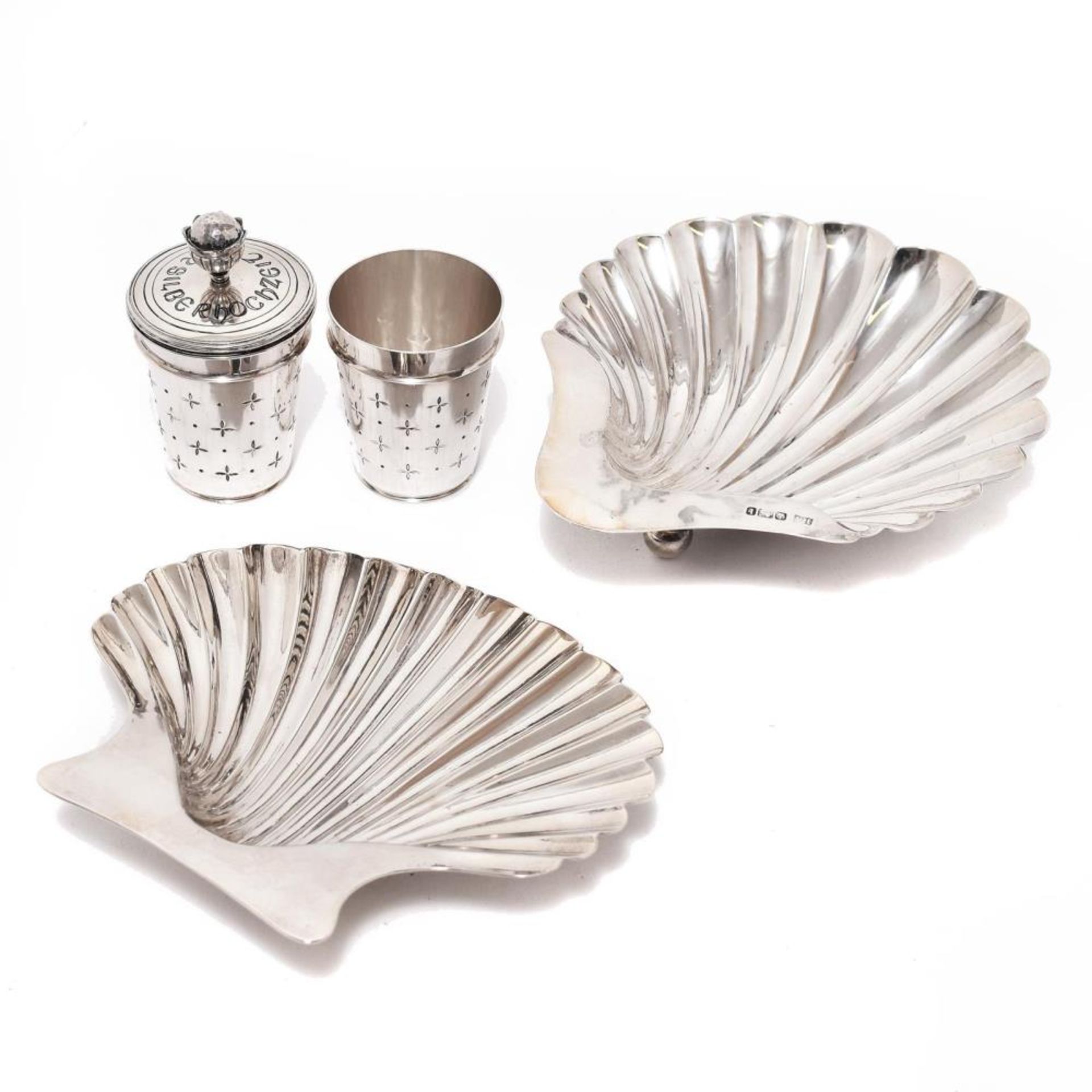 Zwei Muschelschalen und zwei Satzbecher mit Deckel. Silber.