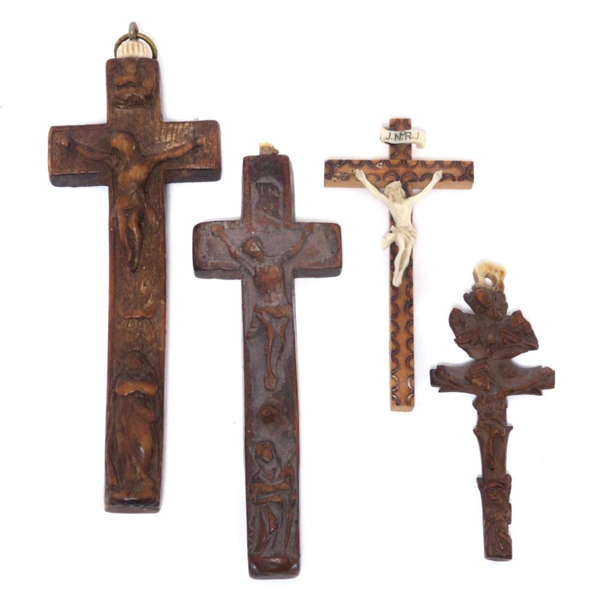 Vier Kruzifixe. Holz, beschnitzt, tlw. Bein.