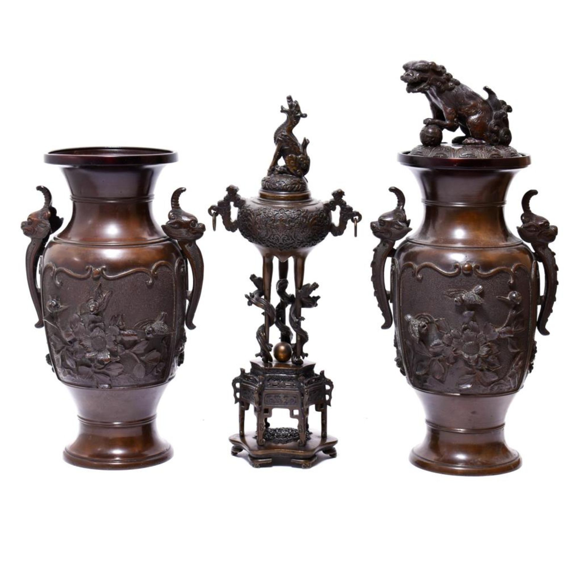 Schalengefäß und zwei Vasen. Bronze, braun patiniert.