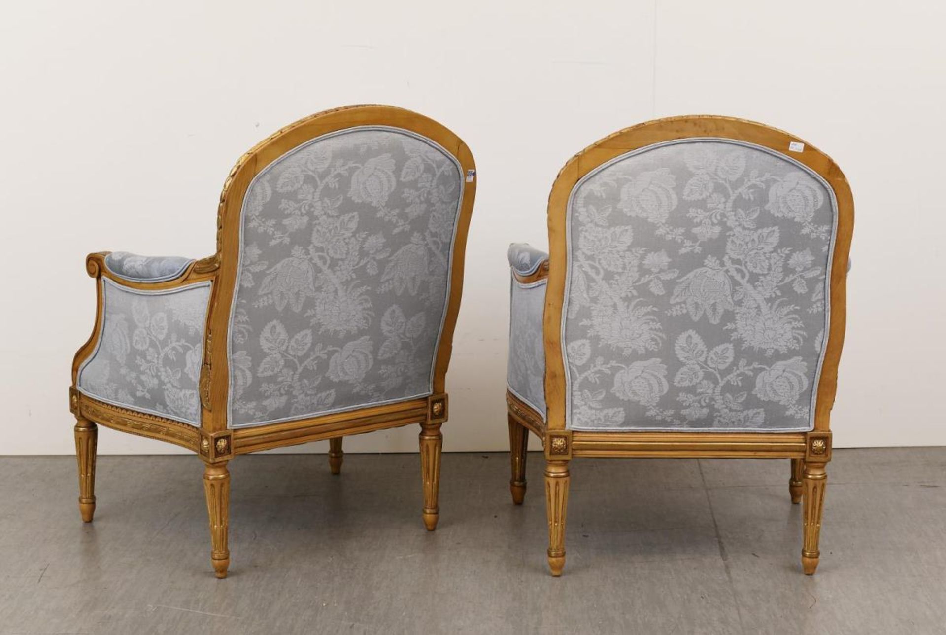 Ein Paar Armlehnstühle. Barockstil | Holz, beschnitzt, gold- und ockerfarben gefasst. - Bild 2 aus 2