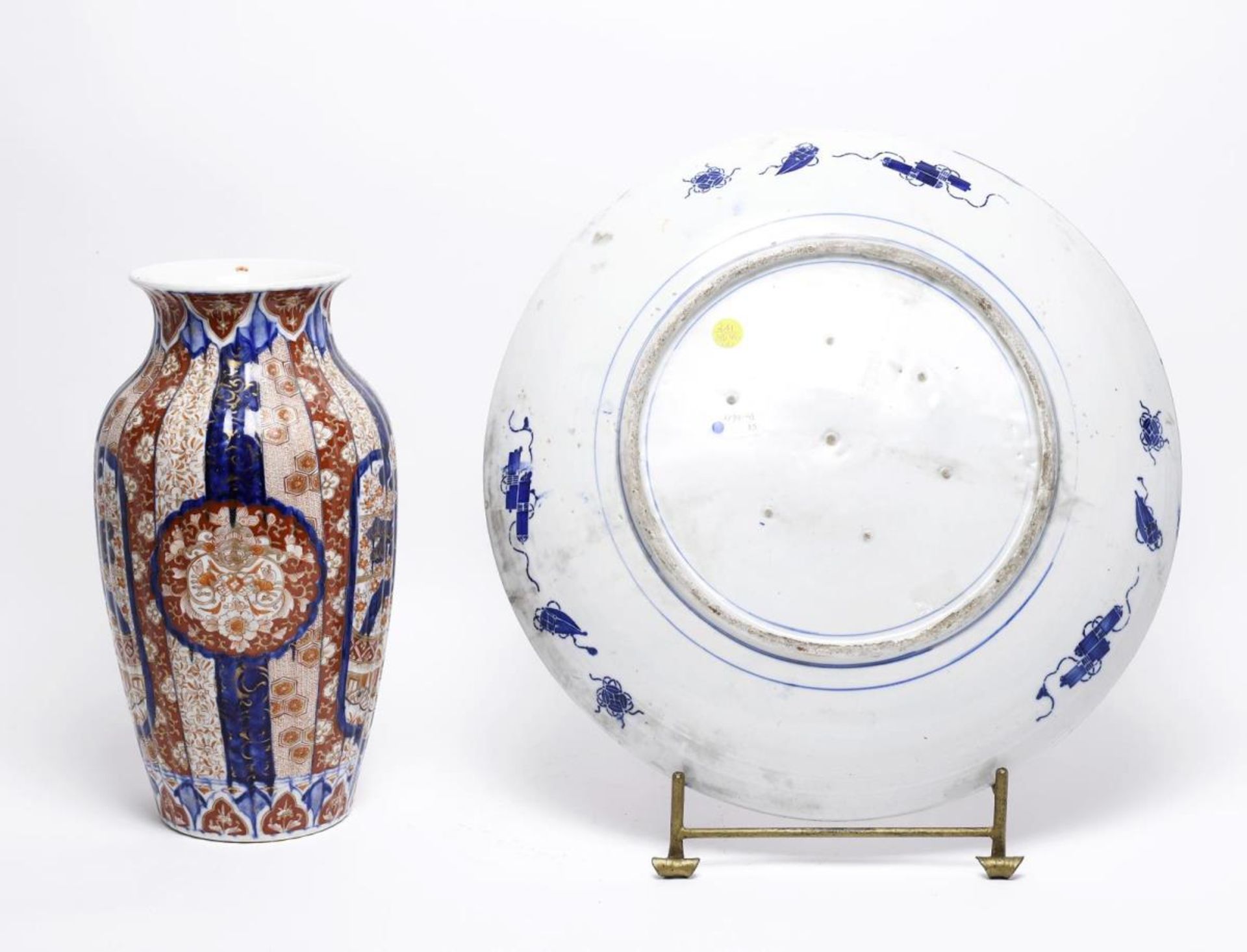 Imari-Platte / Imari-Vase. China oder Japan | Porzellan. - Image 2 of 2