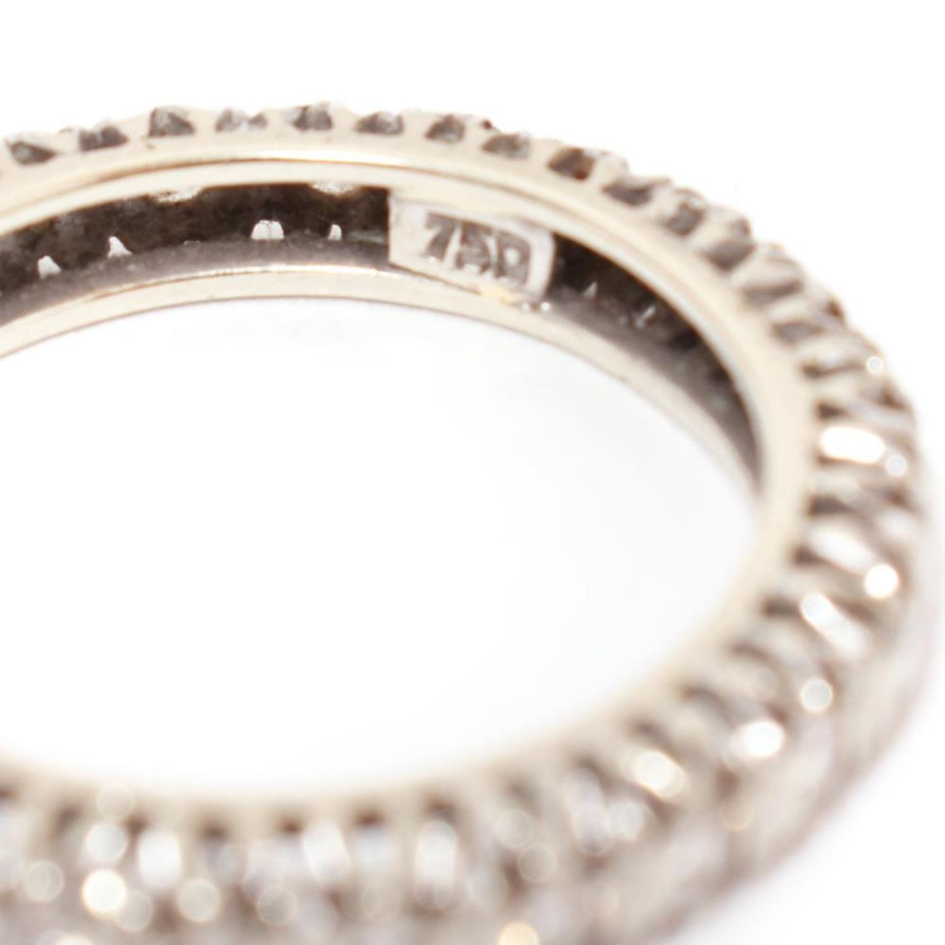 Memoire-Ring. 18 K WG, Marke (750). - Bild 2 aus 2
