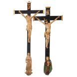Zwei Kruzifixe mit trauernder Muttergottes. Volkskunst | Holz, geschnitzt, tlw. Farbfassung.
