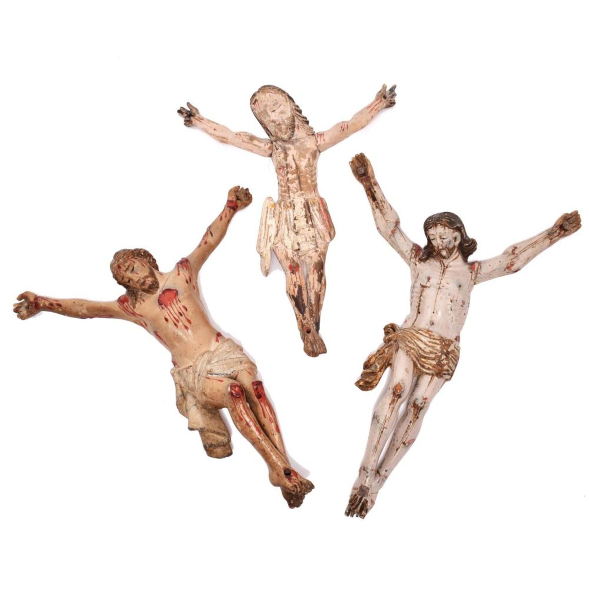 Drei Christus-Korpusse. Volkskunst | Holz (einmal Buchsbaum?), Farb- und tlw. Goldfassung.