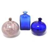 Zwei Heilig-Grab-Kugeln und eine Flasche. Blaues bzw. gräuliches Glas.