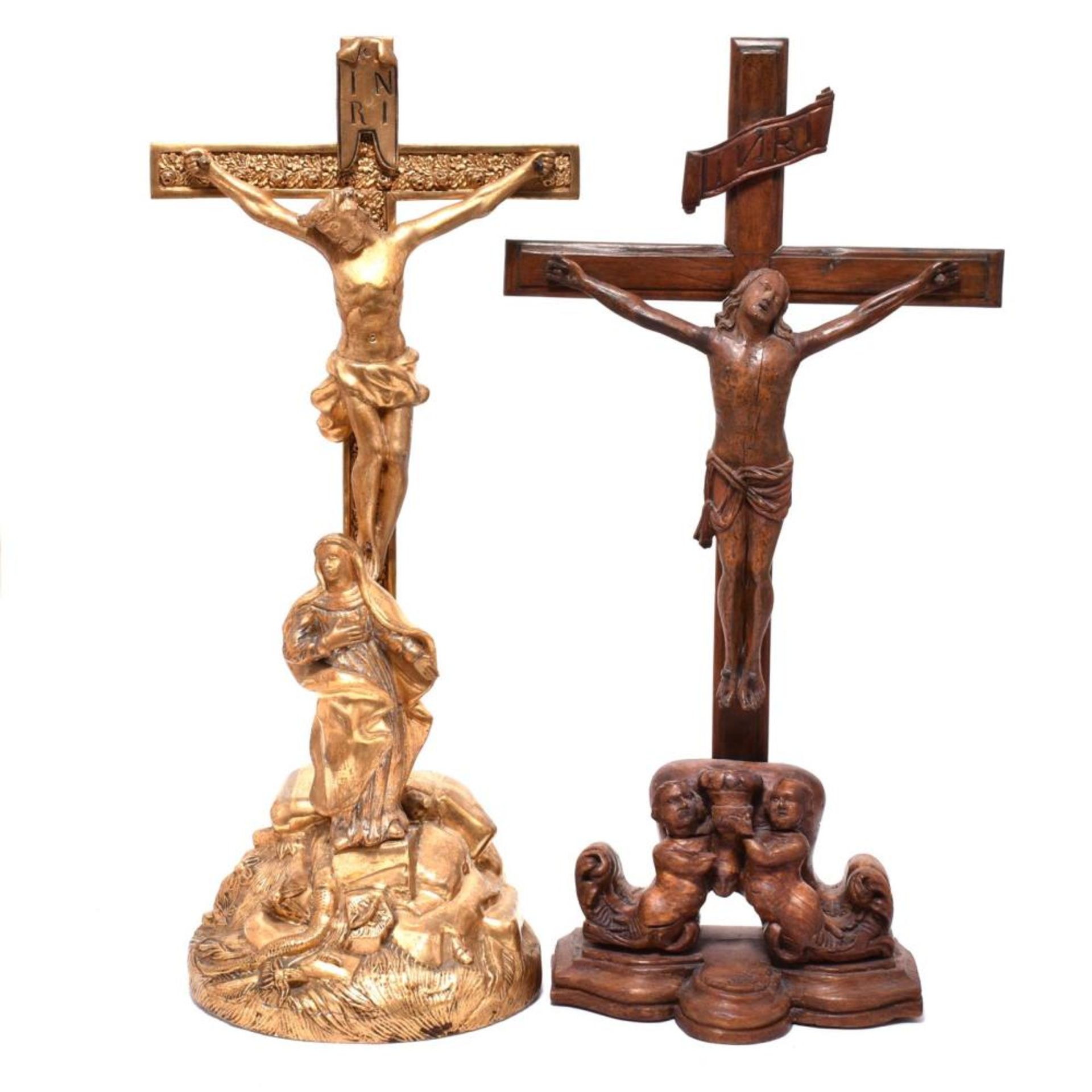 Zwei Kruzifixe. Holz, geschnitzt, einmal Goldfassung.
