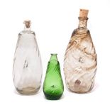 Drei Nabelflaschen. Grünes, bzw. farbloses Glas.