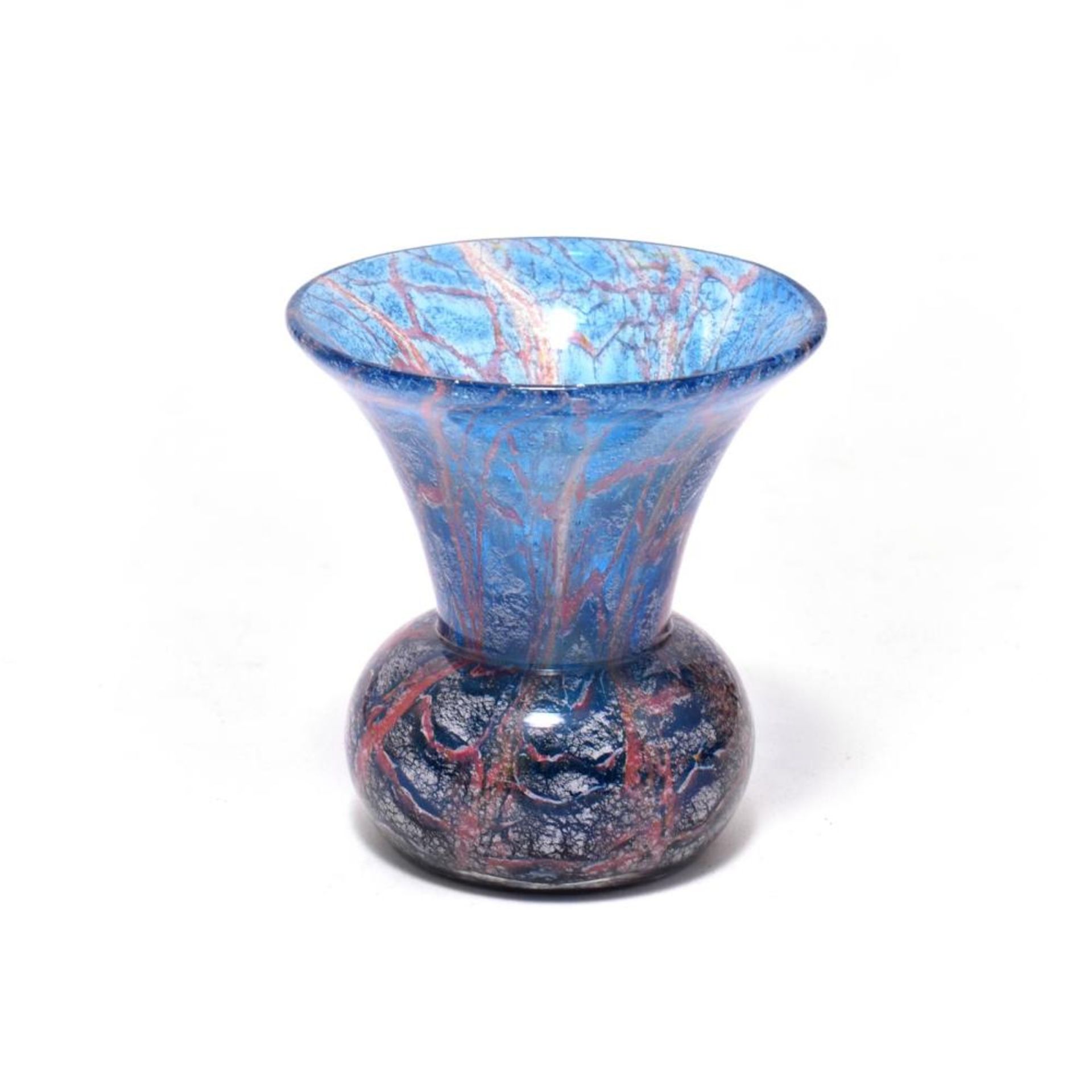 Kleine Ikora-Vase. WMF | Farbloses Glas, Einschmelzungen in Blau, Weiß und Rosa.