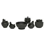 Sechs Teile Black Basalt Ware. Hackwood und Wedgwood, Anfang 19. Jh. | Steinzeug.