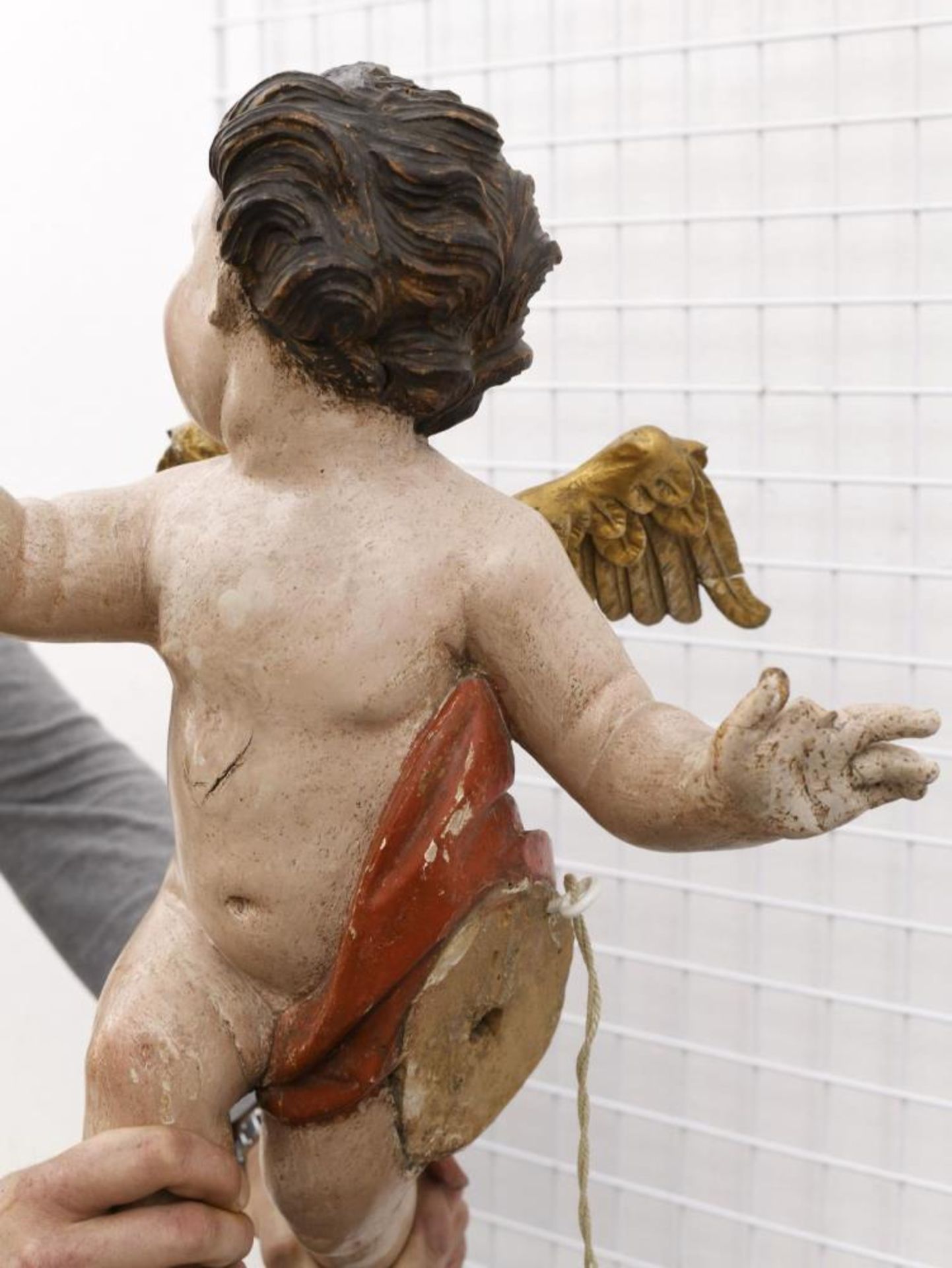 Fliegender Putto. Süddeutsch, 18. Jh. | Lindenholz, geschnitzt, Farb- und Goldfassung. - Image 2 of 2