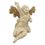 Geflügelter Putto, sitzend. 18./19. Jh. | Holz, geschnitzt, weißgrau und gold gefasst.