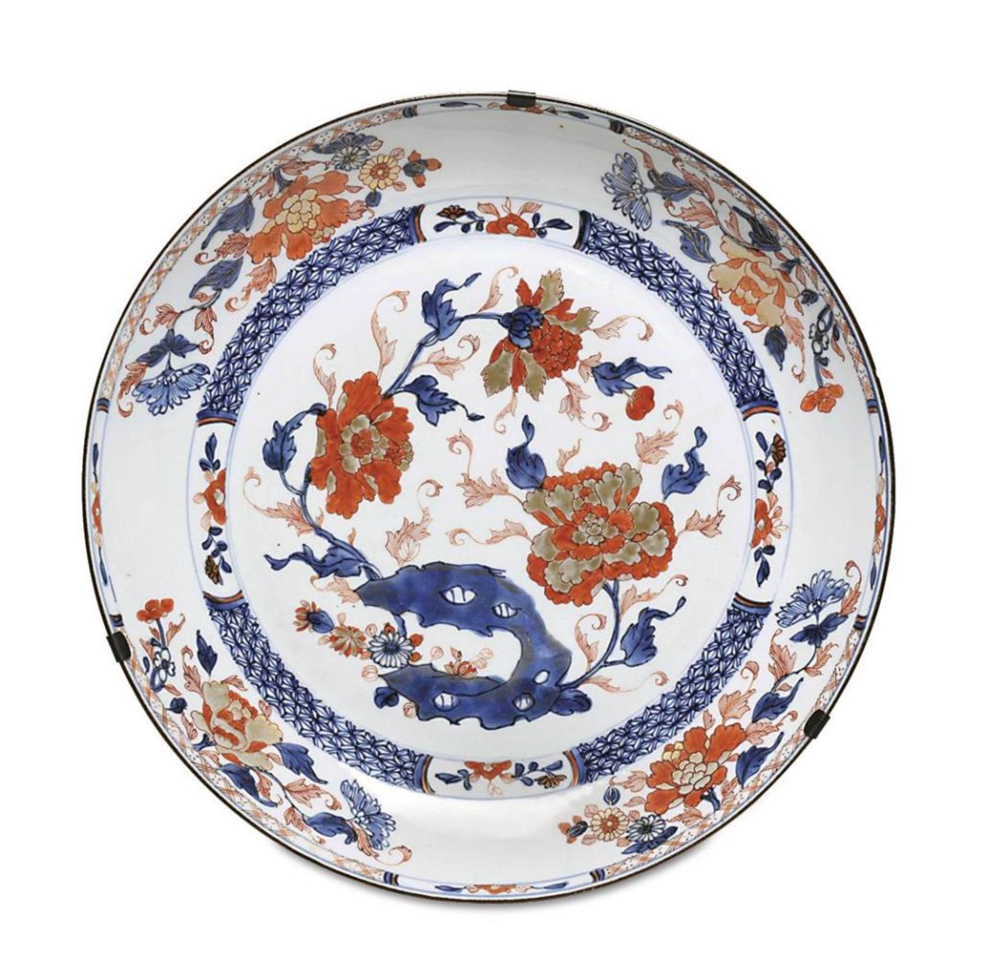 Imari-Schale. China, Qing | Porzellan, unterglasurblauer Dekor, eisenrot und gold staffiert.