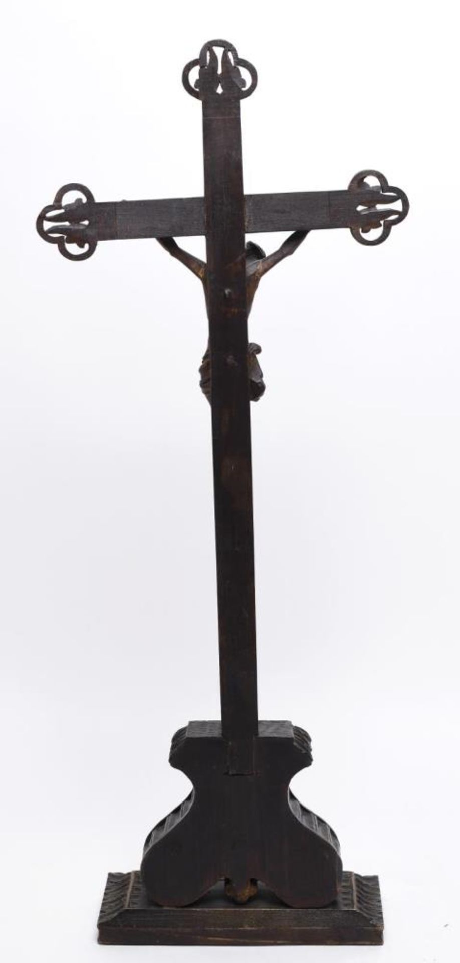 Standkruzifix. Süddeutsch, 19. Jh. | Holz, geschnitzt, dunkel gebeizt. - Image 2 of 2
