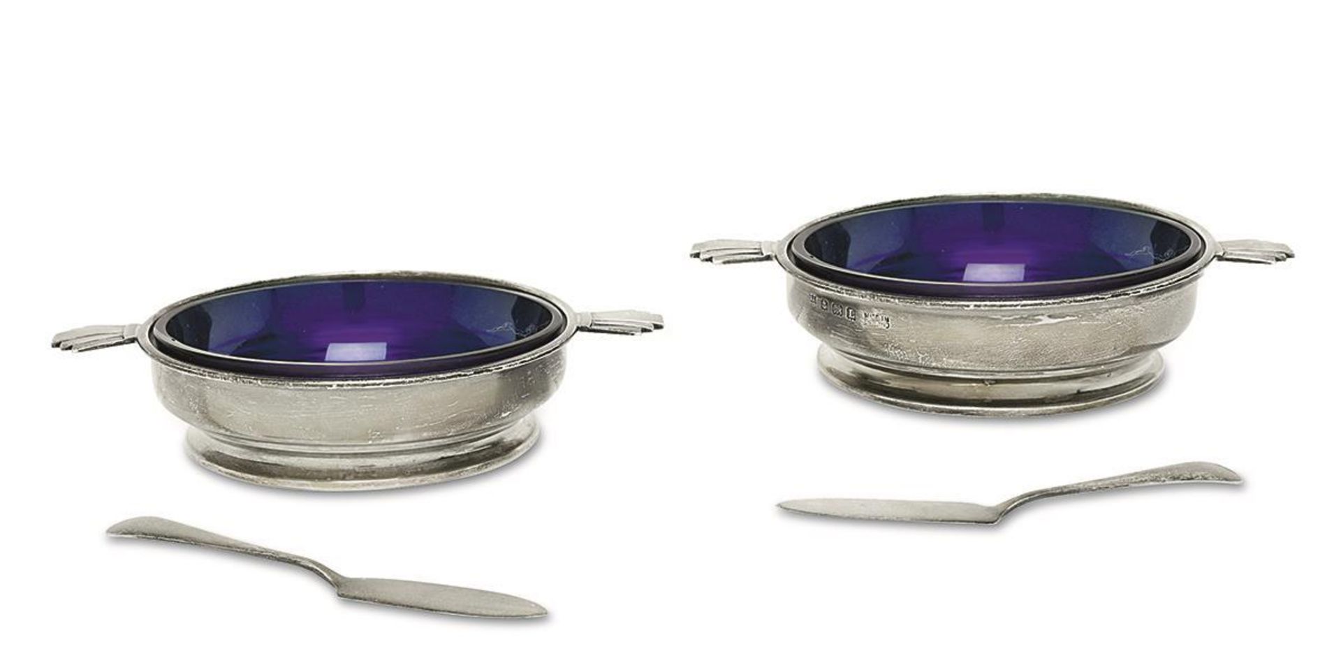 Zwei Schalen mit Messerchen. Birmingham, 1935, Baker Brothers Ltd. (ab 1927) | Silber, blaues Glas.