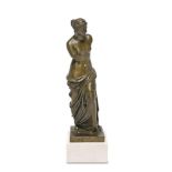 Venus von Milo. Bronze, Marmorsockel.