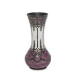 Kleine guillochierte Vase. Deutsch, um 1900 | Silber, Transluzidemail.