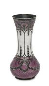 Kleine guillochierte Vase. Deutsch, um 1900 | Silber, Transluzidemail.
