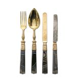 Löffel, Gabel und zwei Messer. Paris, 1819-1839 | Silber, vergoldet, Achatgriffe.