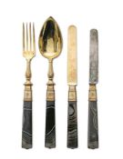 Löffel, Gabel und zwei Messer. Paris, 1819-1839 | Silber, vergoldet, Achatgriffe.