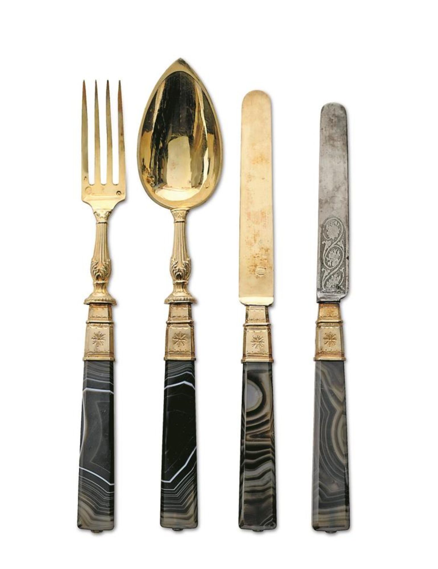 Löffel, Gabel und zwei Messer. Paris, 1819-1839 | Silber, vergoldet, Achatgriffe.