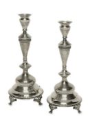 Ein Paar Kerzenleuchter. Wien, 1872-1922 | Silber.