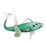 Fisch und Hahn. Wohl Murano | Farbloses Glas mit grünen und tlw. weißen Einschmelzungen, z.T. Goldst