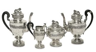 Zwei Kaffeekannen, Zuckerdose, Milchkännchen. Historismus | Silber, Holz, geschwärzt.