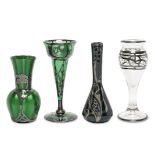 Vier Vasen. Jugendstil und später | Farbloses bzw. grünes Glas bzw. Porzellan mit Silberauflagen.