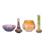 Drei Vasen und eine Schale. Wohl Nancy, Émile Gallé | Farbloses Glas, versch. farbig unter- und über