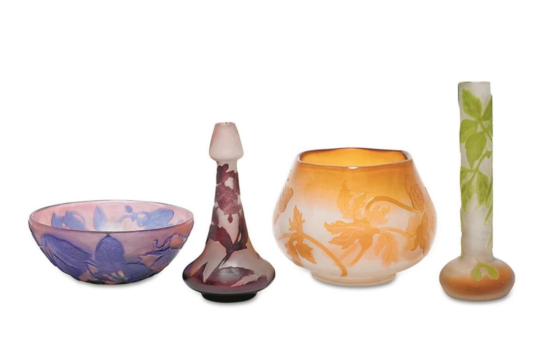 Drei Vasen und eine Schale. Wohl Nancy, Émile Gallé | Farbloses Glas, versch. farbig unter- und über